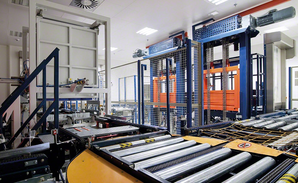 Dos elevadores comunican la planta superior con la inferior del almacén Dos elevadores comunican la planta superior con la inferior del almacén