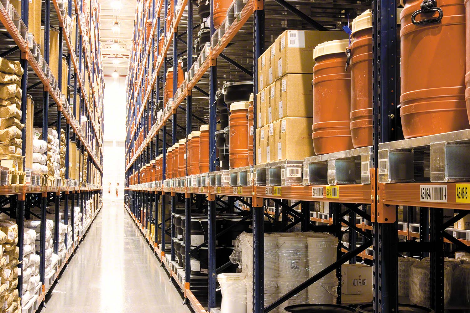 Vistas de un pasillo de racks selectivos