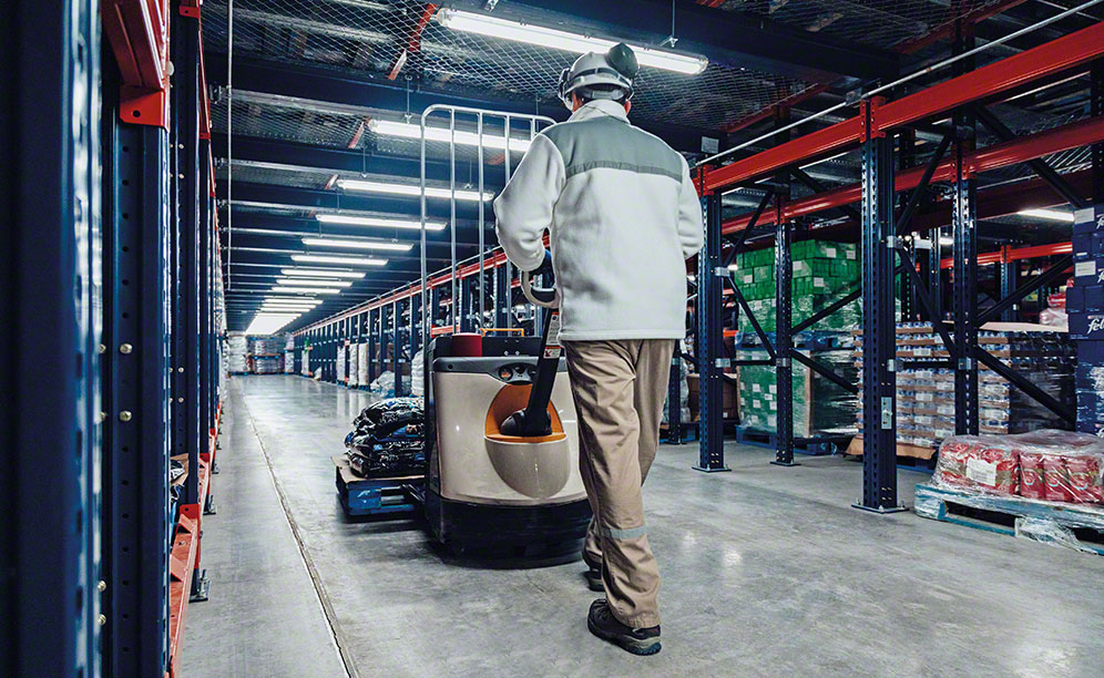 Pasillos de picking bajo el bloque de racks penetrables con Pallet Shuttle Pasillos de picking bajo el bloque de racks penetrables con Pallet Shuttle