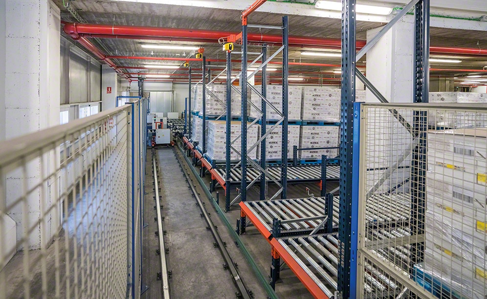 Una lanzadera recoge los palets apilados y los distribuye en seis canales de precargas Una lanzadera recoge los palets apilados y los distribuye en seis canales de precargas