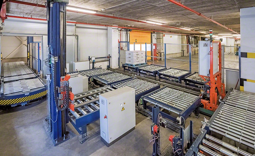 Una lanzadera distribuye los palets en seis transportadores Una lanzadera distribuye los palets en seis transportadores