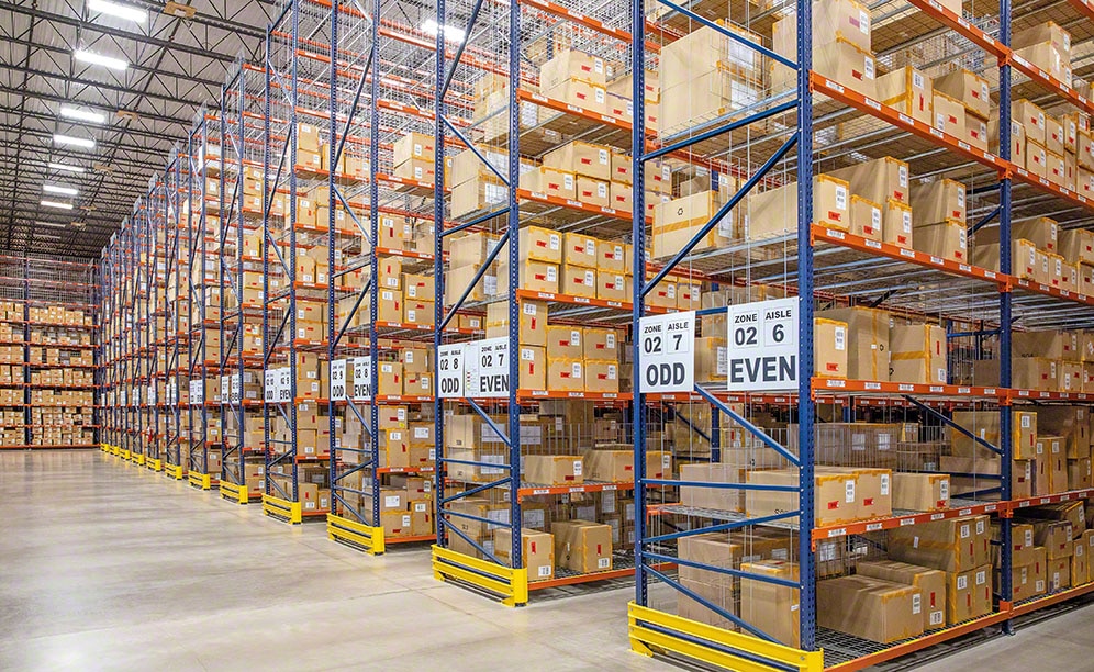 Racks selectivos de Adidas en su depósito de Pensilvania Racks selectivos de Adidas en su depósito de Pensilvania