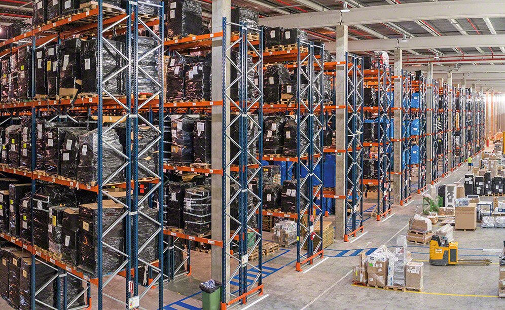 Racks selectivos con capacidad para más de 21.000 pallets Racks selectivos con capacidad para más de 21.000 pallets