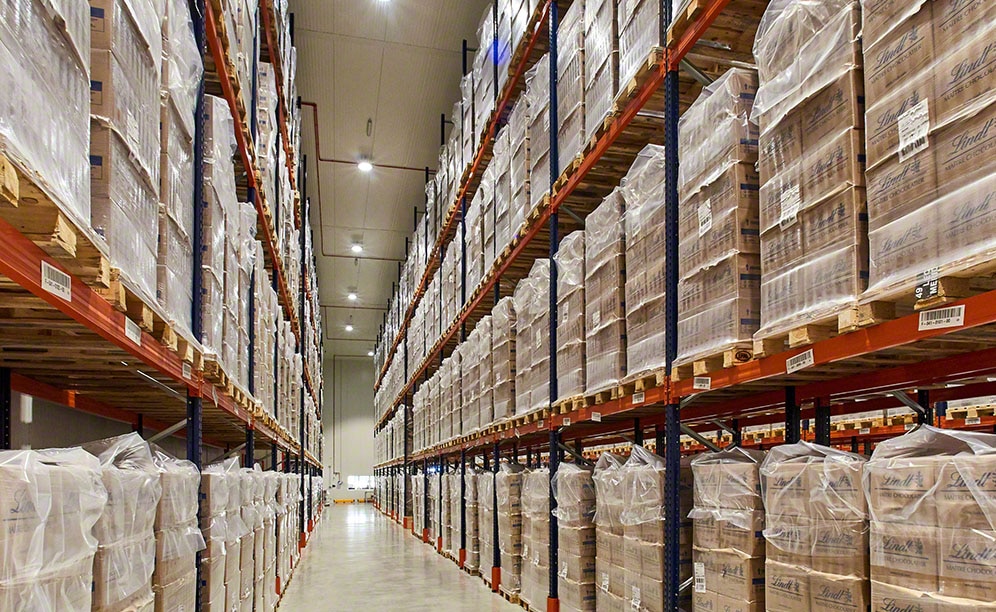 Racks selectivos y push-back en el depósito de Brivio & Viganò en Italia Racks selectivos y push-back en el depósito de Brivio & Viganò en Italia