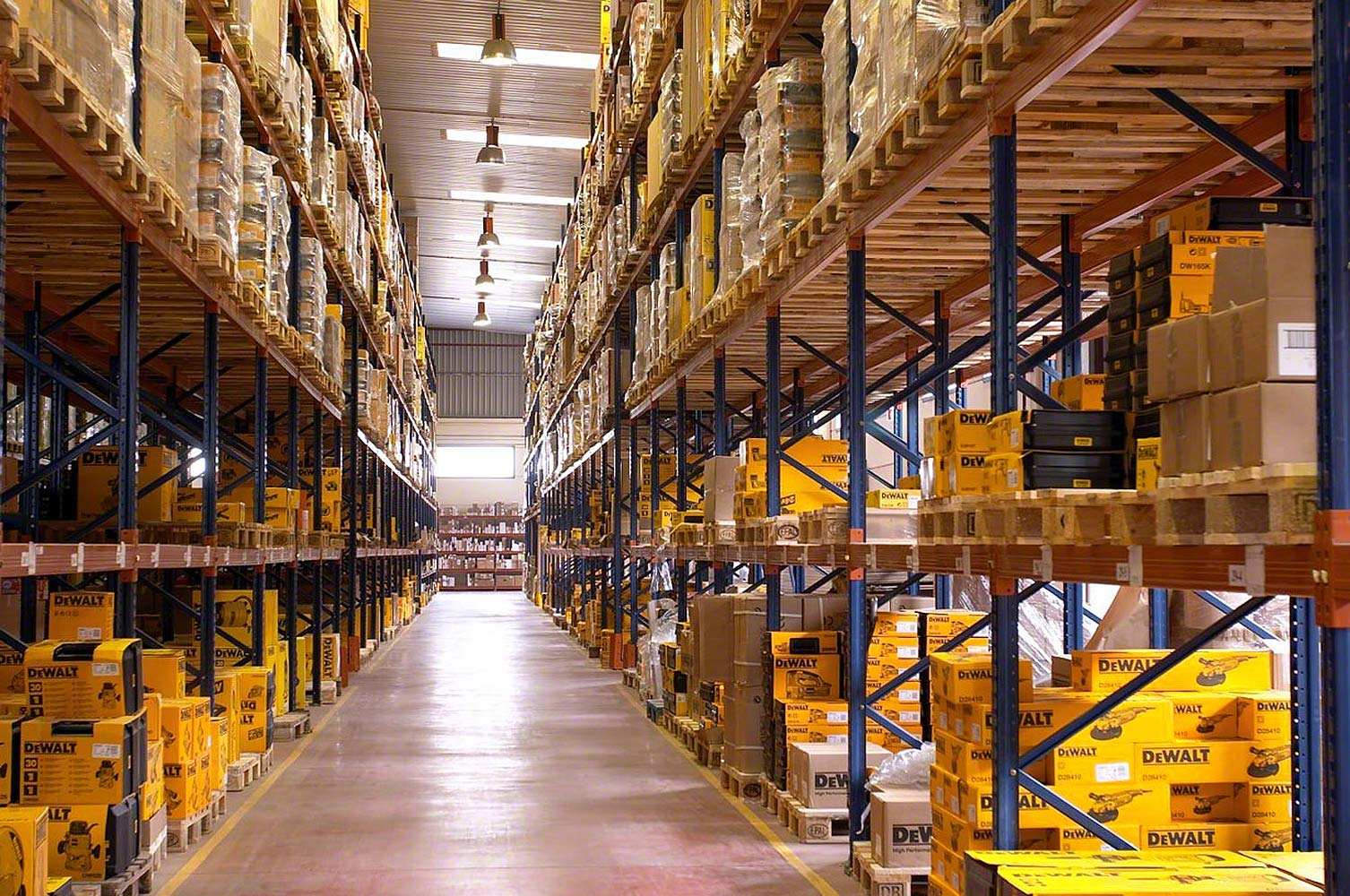 Tres sistemas para un mismo depósito: racks selectivos, picking y armarios Movibloc Tres sistemas para un mismo depósito: racks selectivos, picking y armarios Movibloc