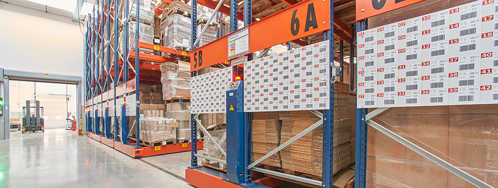 Racks móviles Movirack en el depósito de Del Conte