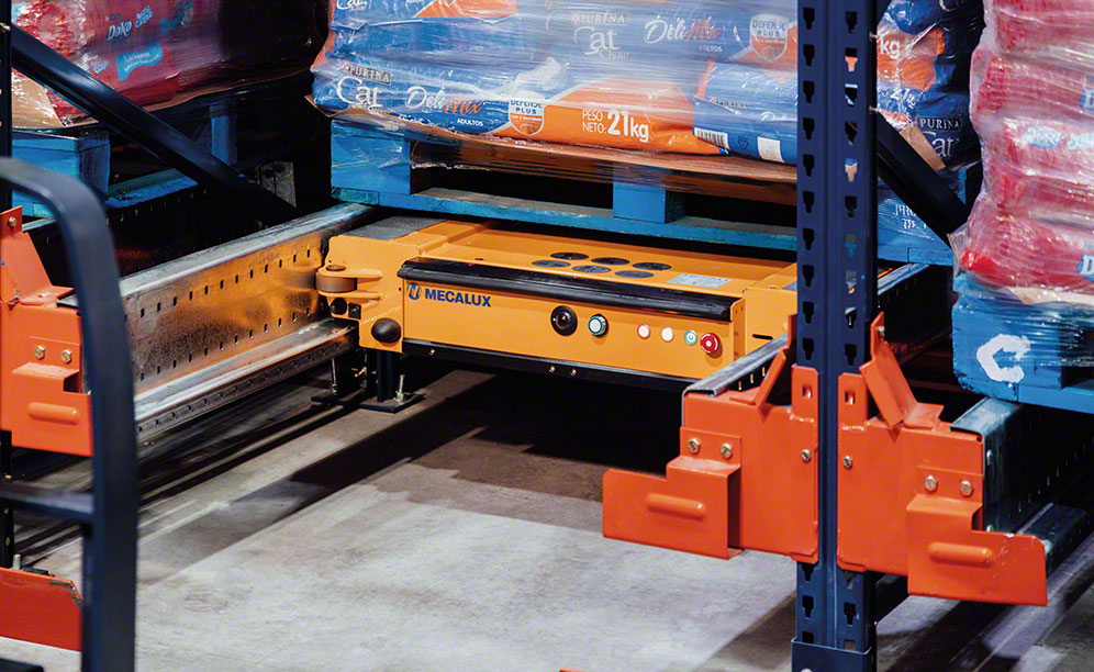 Sistema Pallet Shuttle para pallets con alimentos de mascotas Sistema Pallet Shuttle para pallets con alimentos de mascotas