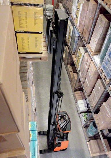 Los autoelevadores retráctiles son los más usados para trabajar dentro de los depósitos