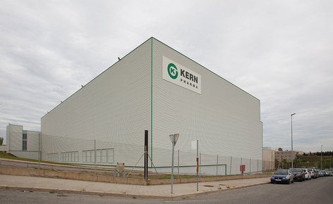 El laboratorio farmacéutico Kern Pharma construye un depósito autoportante automático que combina transelevadores para pallets y para cajas