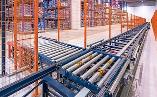 Elevado rendimiento y manipulación automatizada de la mercadería con los transportadores para pallets Elevado rendimiento y manipulación automatizada de la mercadería con los transportadores para pallets