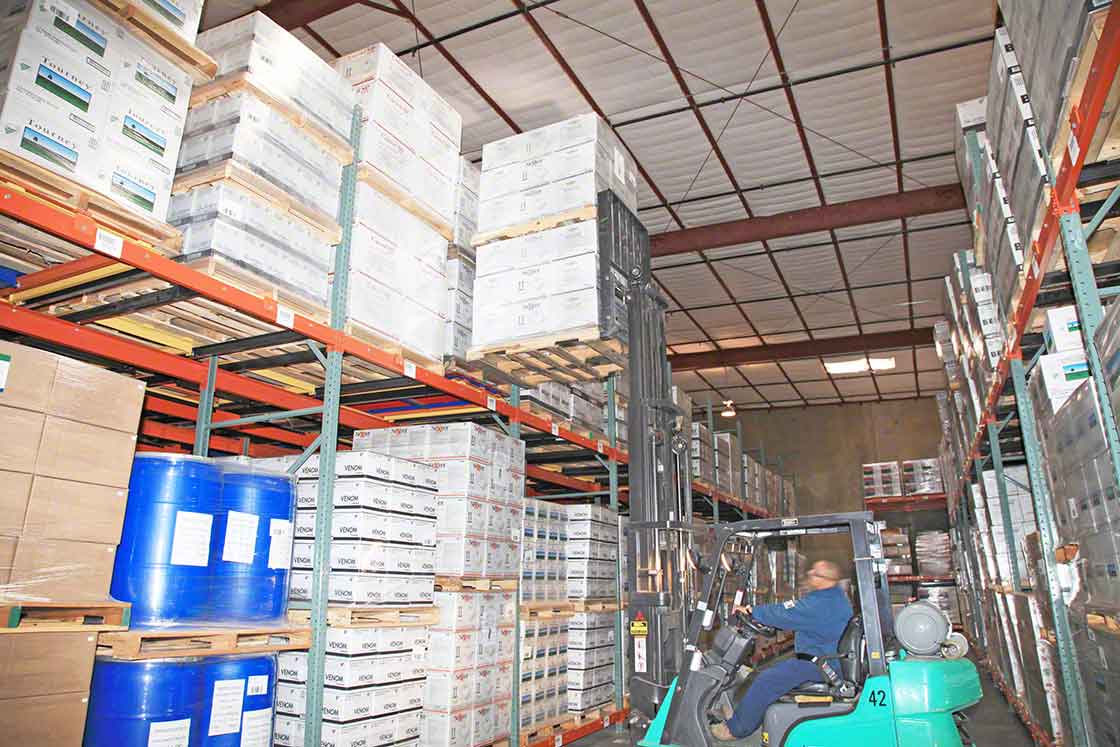 La carga y descarga en sistemas de almacenamiento dinámico push-back se realiza por el mismo extremo de la estantería