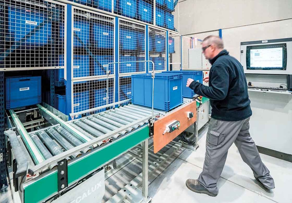 Los depósitos automáticos para cajas tienen la zona de picking ubicada en la cabecera del miniload Los depósitos automáticos para cajas tienen la zona de picking ubicada en la cabecera del miniload