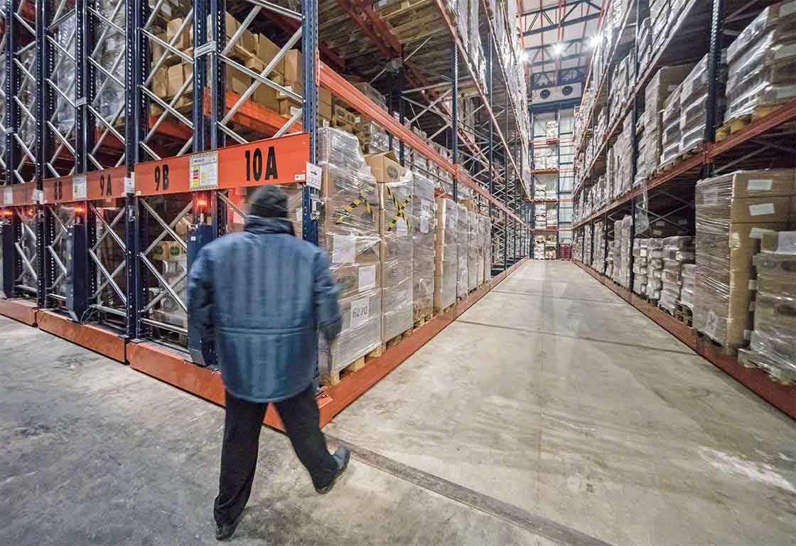 Las estanterías móviles son una opción muy utilizada en los depósitos dedicados a la logística del frío