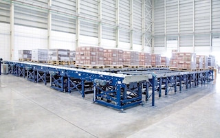 Accumulation channels allow pallets to be organized as part of the automatic warehouse dispatch control process