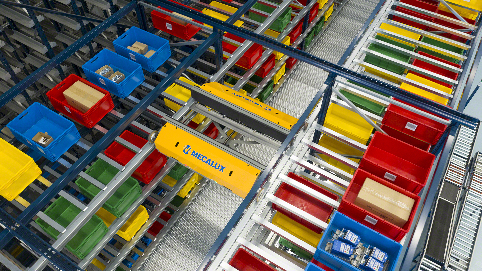 Una lanzadera introduce y extrae las cajas de sus ubicaciones de forma automática