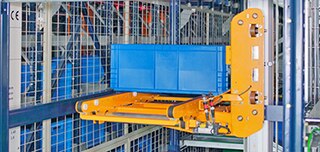 El elevador distribuye los contenedores entre los distintos niveles del depósito