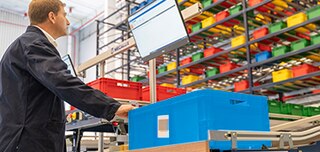 Puesto de picking donde se reciben las cajas extraídas por el Sistema Shuttle