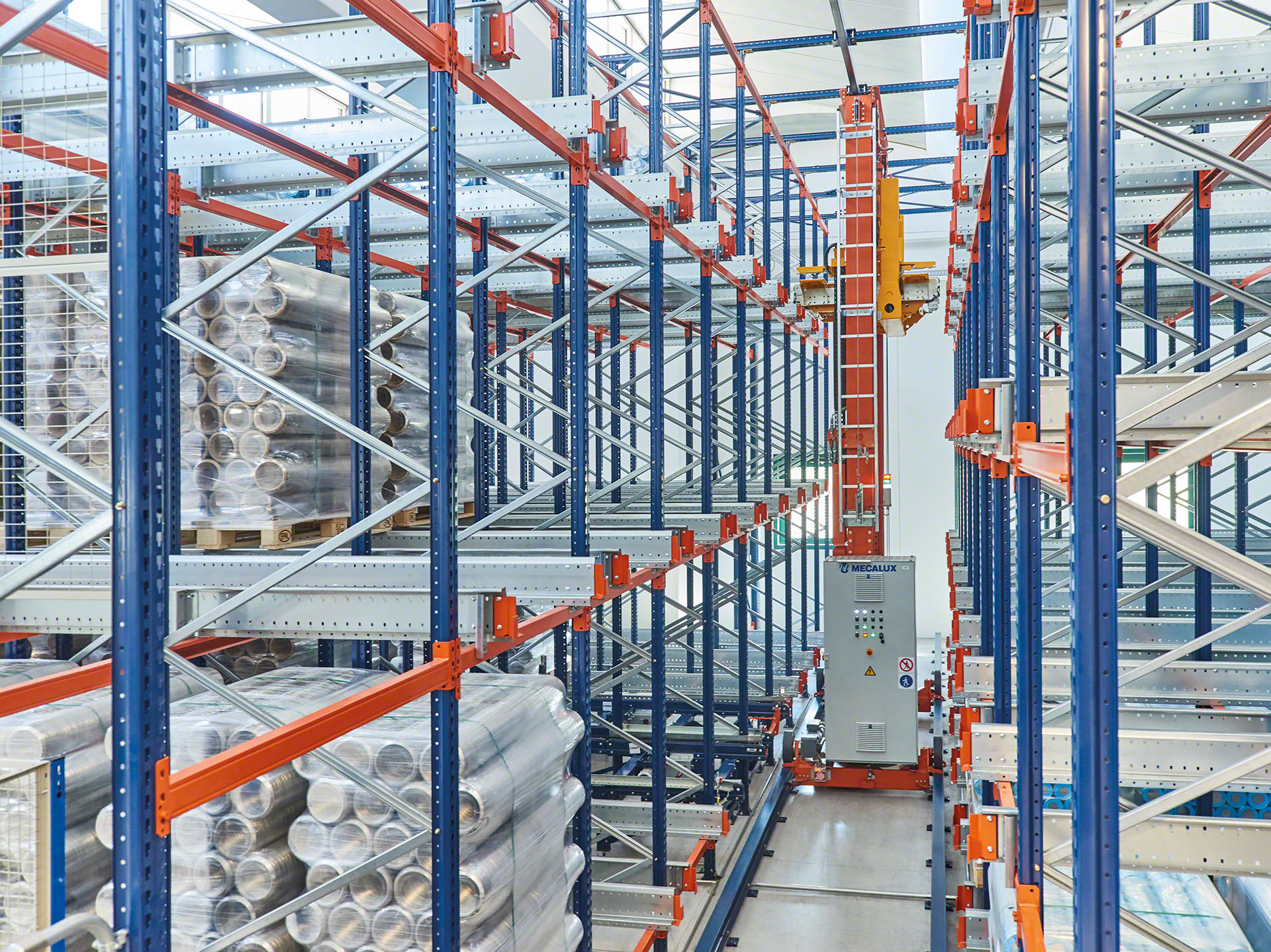En depósitos automáticos, el APS es el sistema ideal para automatizar la carga y descarga de pallets