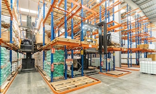Las ménsulas para pallets son elementos que se acoplan a los puntales de los racks Las ménsulas para pallets son elementos que se acoplan a los puntales de los racks