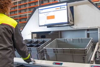 El operario consulta las instrucciones del sistema de gestión de depósitos Easy WMS