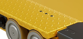 La plataforma de elevación permite transportar los pallets por el interior de los canales