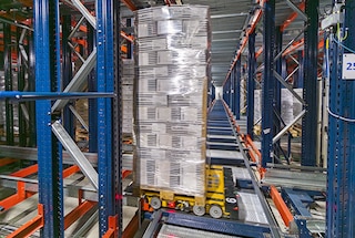 El 4-Way Pallet Shuttle llega a la ubicación asignada para depositar el pallet