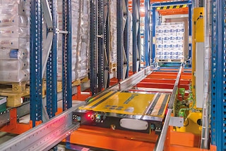 El shuttle 4 Way se reincorpora a la circulación tras depositar el pallet
