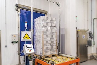 Un pallet llega al bloque de racks mediante un circuito de transportadores
