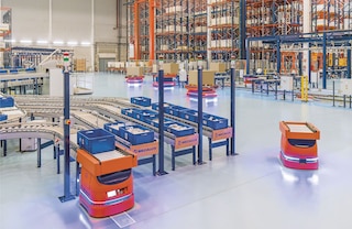 Los AMR 100 Box de Mecalux han sido diseñados para el transporte de cajas y bandejas