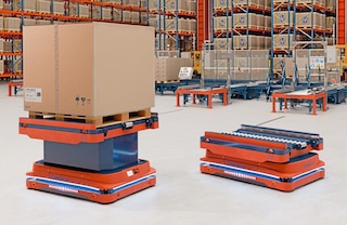 Los AMR para pallets de Mecalux están disponibles en diferentes alturas, ajustándose a las exigencias del cliente