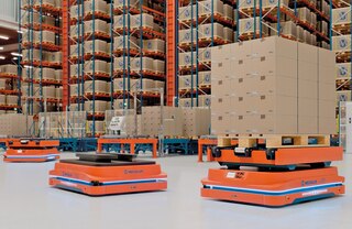 Los robots móviles autónomos dinamizan el flujo interno de pallets