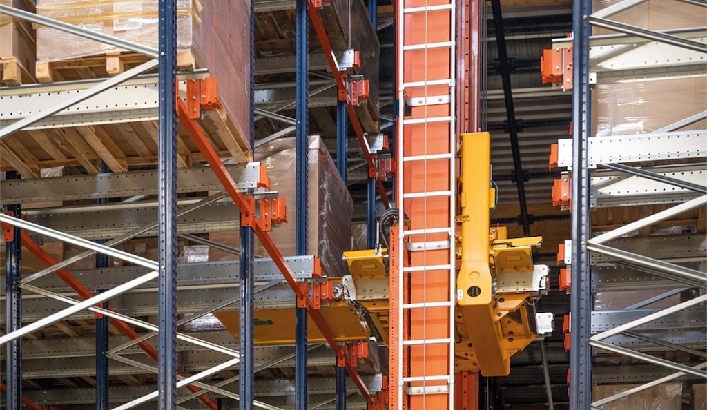 El sistema Pallet Shuttle automático emplea un carro motorizado que mueve los pallets en el interior de los racks