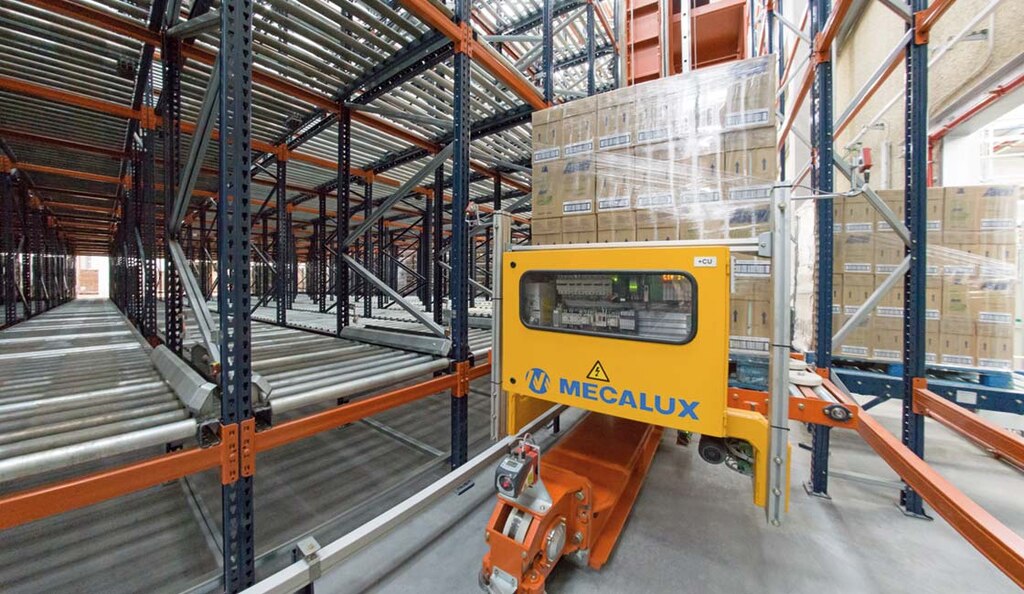 Los racks dinámicos con transelevador permiten automatizar la gestión FIFO de la mercadería