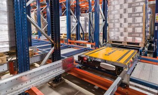 Un sistema de almacenamiento compacto aumenta la capacidad al reducir o eliminar pasillos