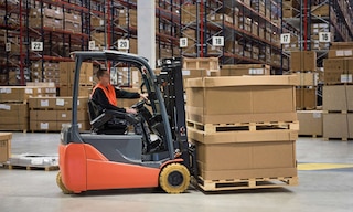 Apilado de pallets en el depósito: guía para apilar pallets de forma segura