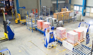 Los autoelevadores automáticos dinamizan el transporte interno de mercadería de un depósito