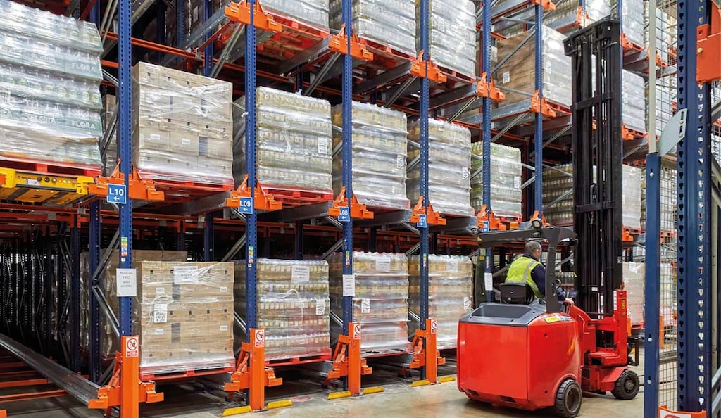 A medida que se incrementa la altura a la que se eleva la mercadería, la capacidad del autoelevador disminuye