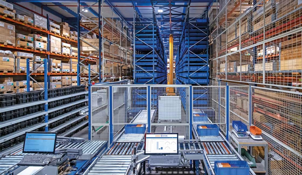 El sistema WMS de gestión de almacenes sincroniza el inventario y coordina procesos logísticos avanzados