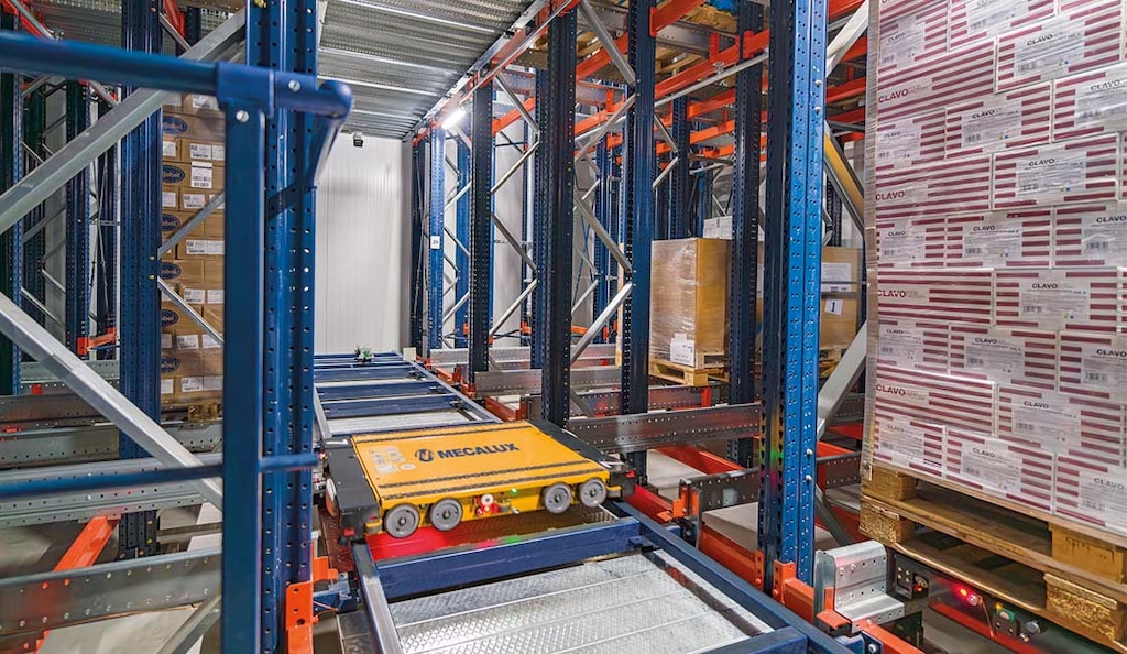 Las lanzaderas del 4-Way Pallet Shuttle son ideales para grandes centros de distribución y depósitos a temperaturas bajo cero