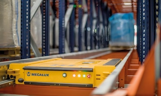 Las lanzaderas de depósito son sistemas automáticos diseñados para trasladar pallets mediante una plataforma motorizada