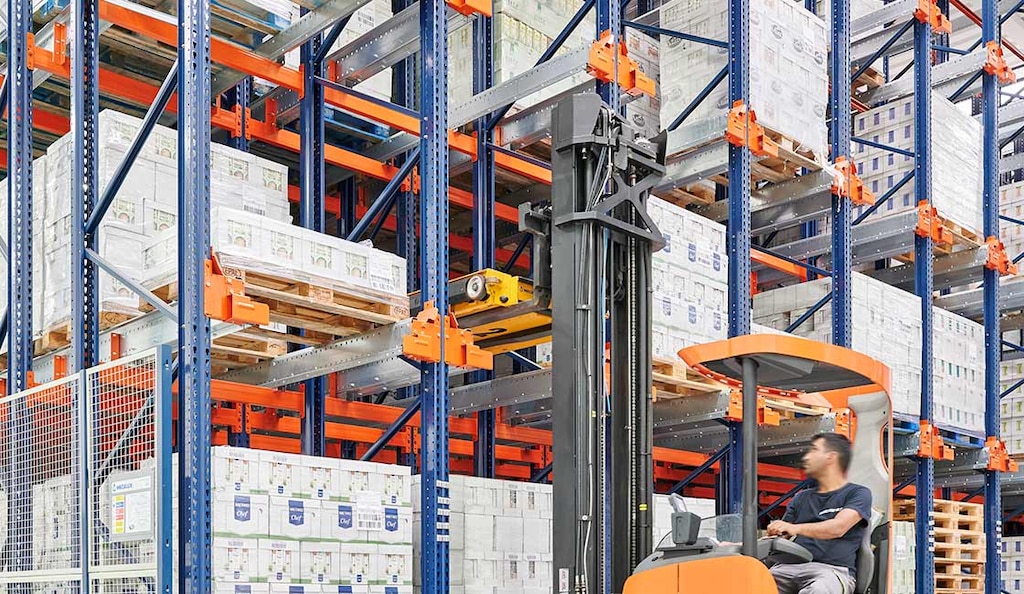 El Pallet Shuttle semiautomático utiliza una lanzadera que deposita y extrae pallets del interior de los racks