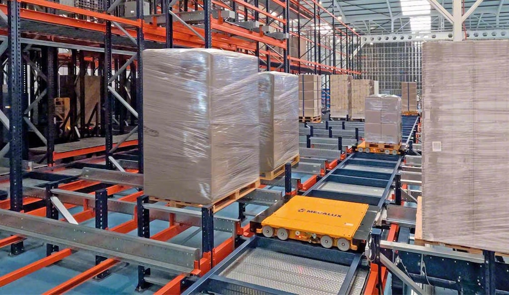 La robótica como servicio puede apoyarse en sistemas como el Pallet Shuttle Automático 3D para automatizar la entrada y salida de pallets