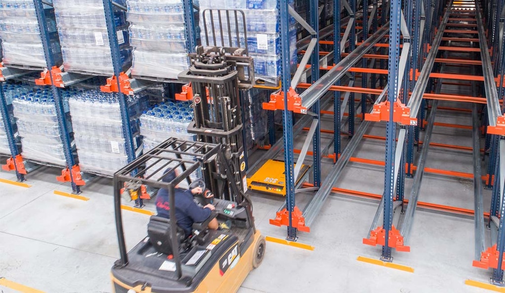 Las carretillas elevadoras están equipadas con un pórtico de seguridad que protege al personal frente a la posible caída de mercancía