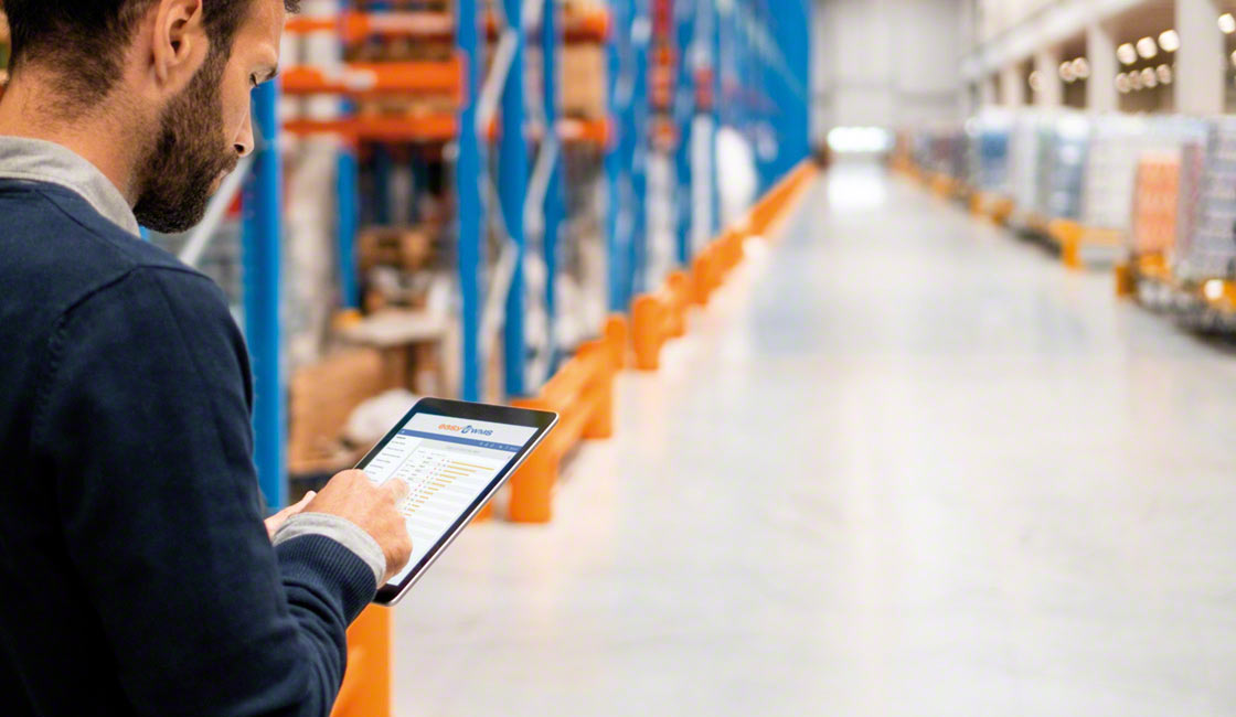 Los operarios utilizan sistemas de gestión de inventarios para garantizar el control del stock