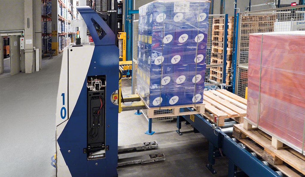 Los AMR y los AGV son dos tipos de robots de depósito que agilizan el transporte de productos