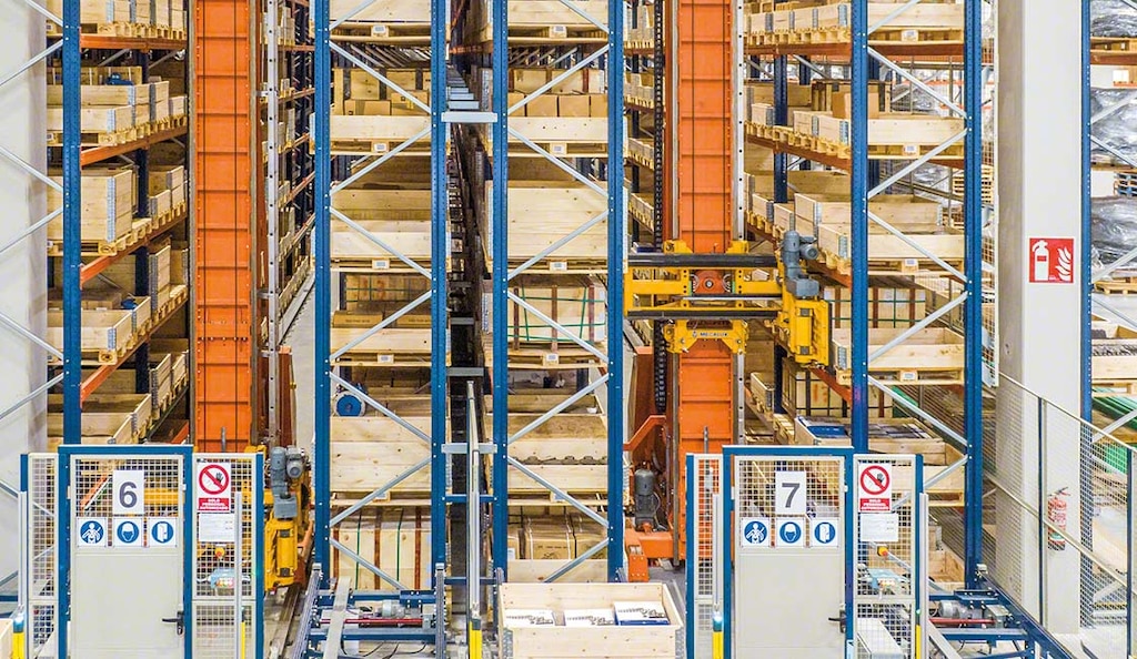 Los transelevadores son un tipo de robot de depósito que optimiza el almacenamiento de la mercadería