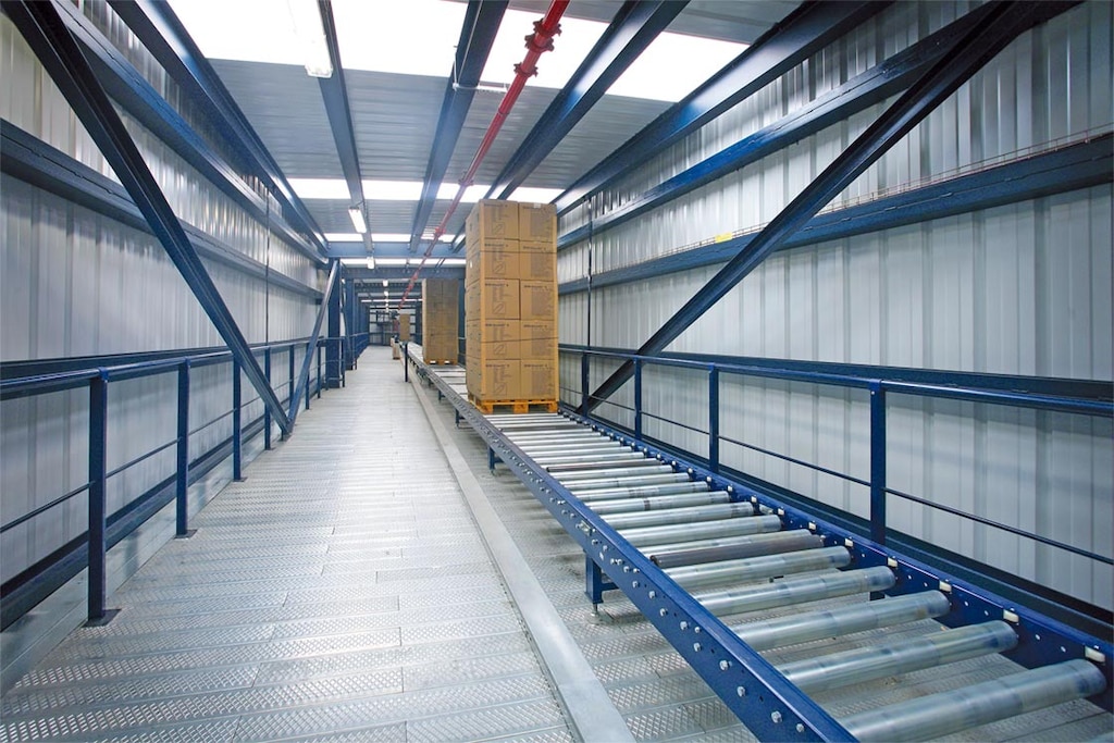 Los transportadores conectan las zonas de almacenamiento con las de producción