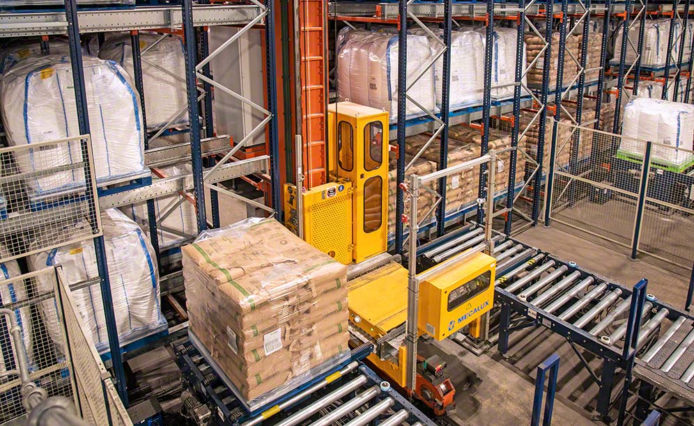 El transelevador traslada los pallets por el interior de los pasillos de almacenamiento