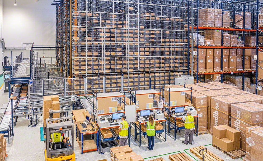 Depósito de componentes de Wallbox con racks selectivos de Mecalux Depósito de componentes de Wallbox con racks selectivos de Mecalux