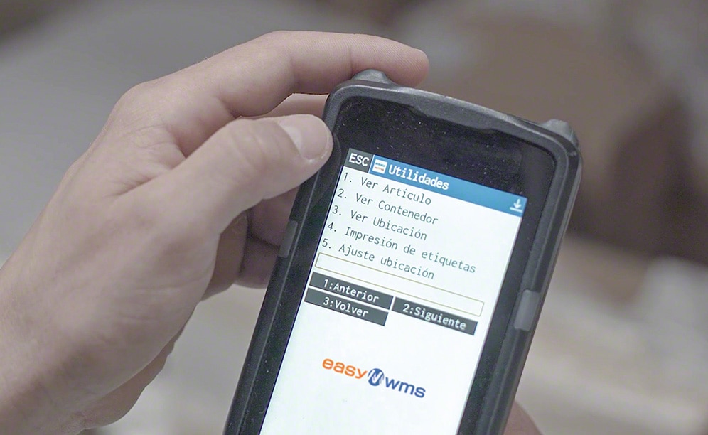 Easy WMS envía instrucciones a los operarios a través de terminales de radiofrecuencia Easy WMS envía instrucciones a los operarios a través de terminales de radiofrecuencia
